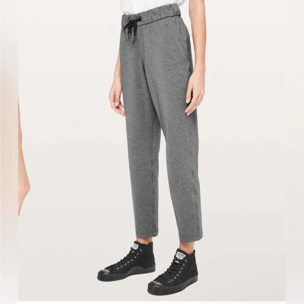Lululemon On The Fly Pant 27” in Heathered Black | Size 8